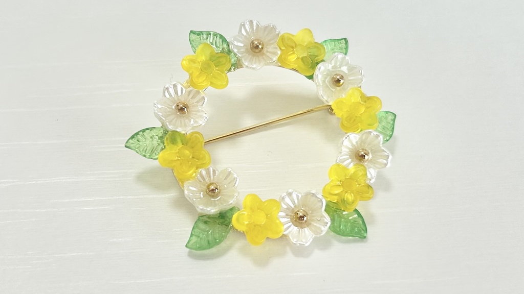 右月概念ブローチ