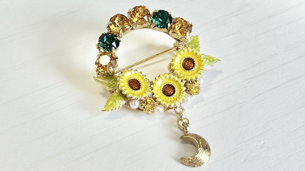 右月概念ブローチ