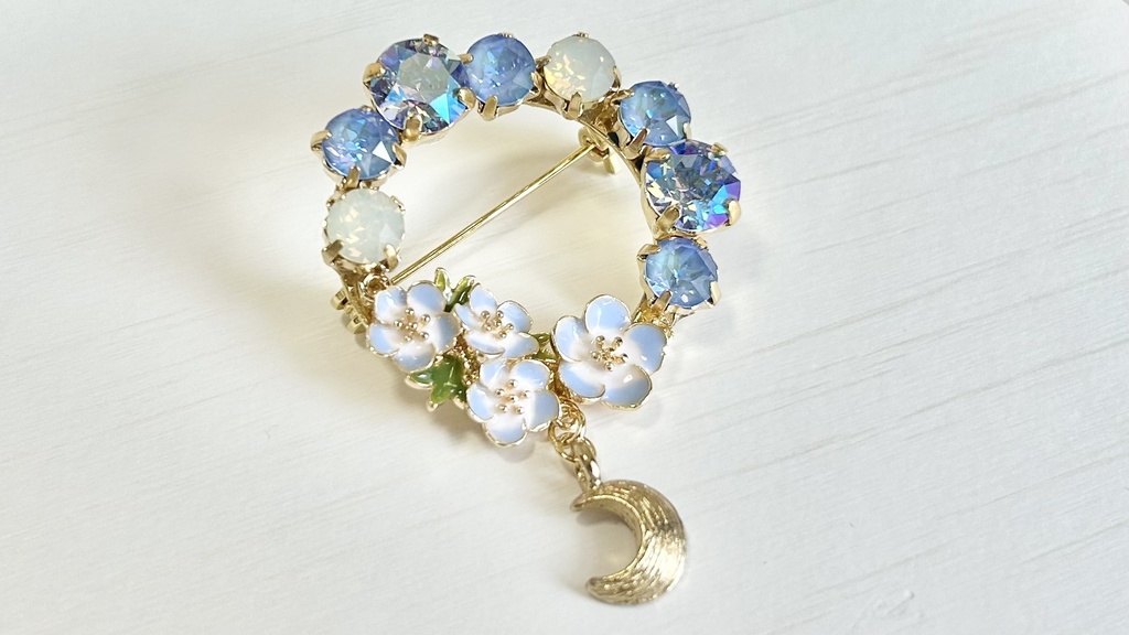 右月概念ブローチ