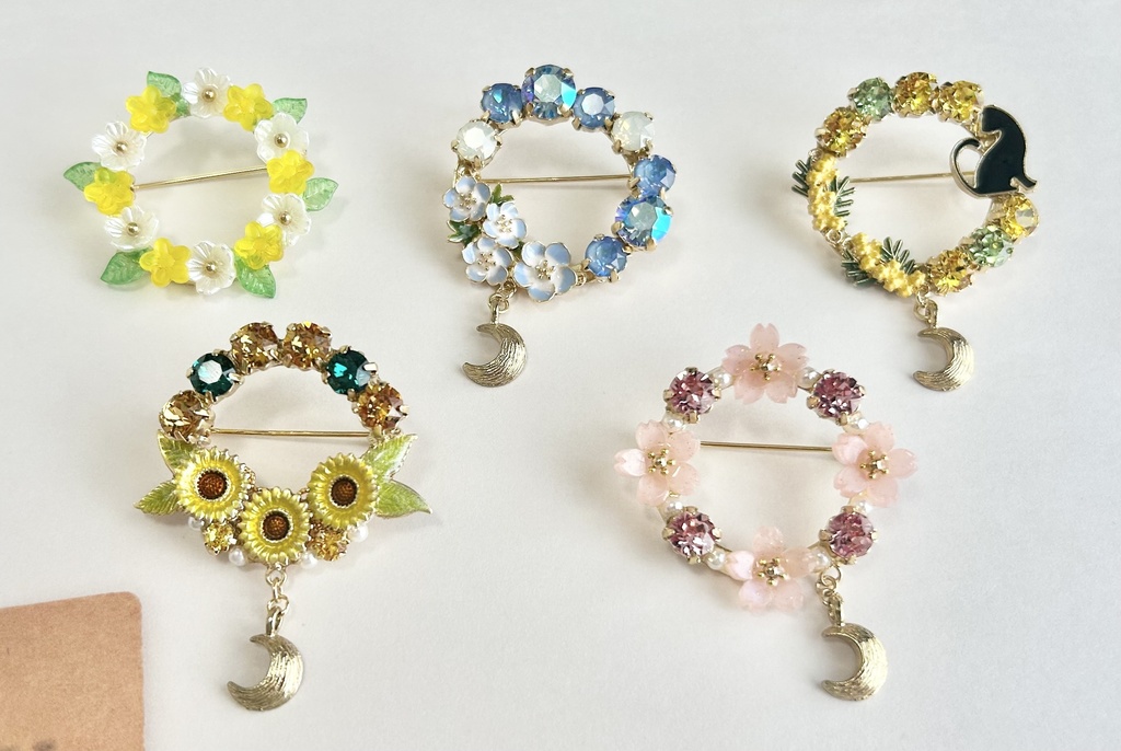 右月概念ブローチ