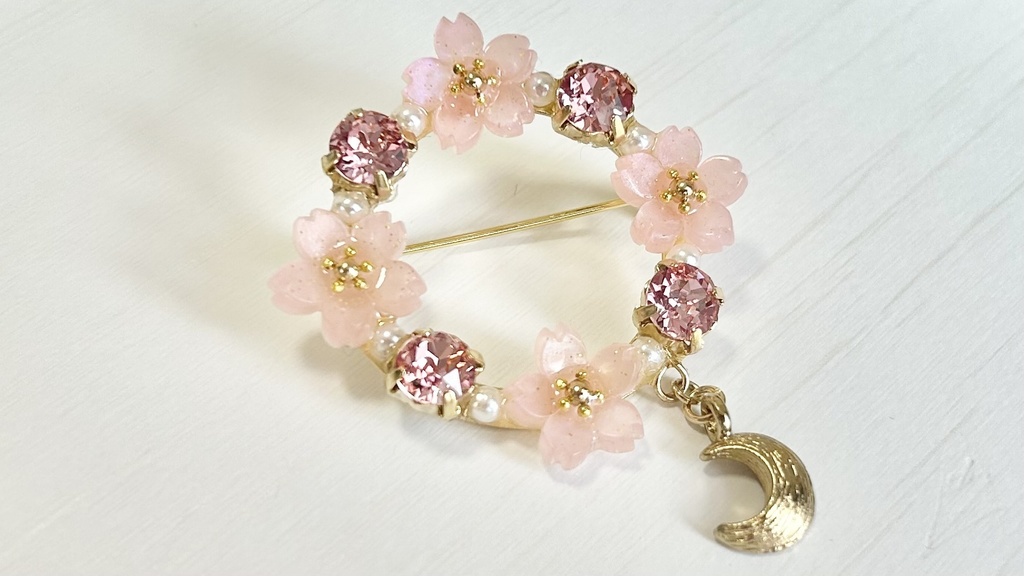 右月概念ブローチ