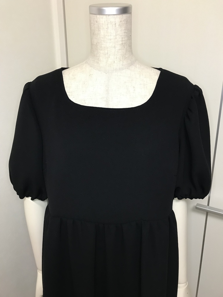 シンプル黒ワンピース