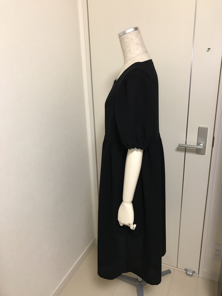 シンプル黒ワンピース