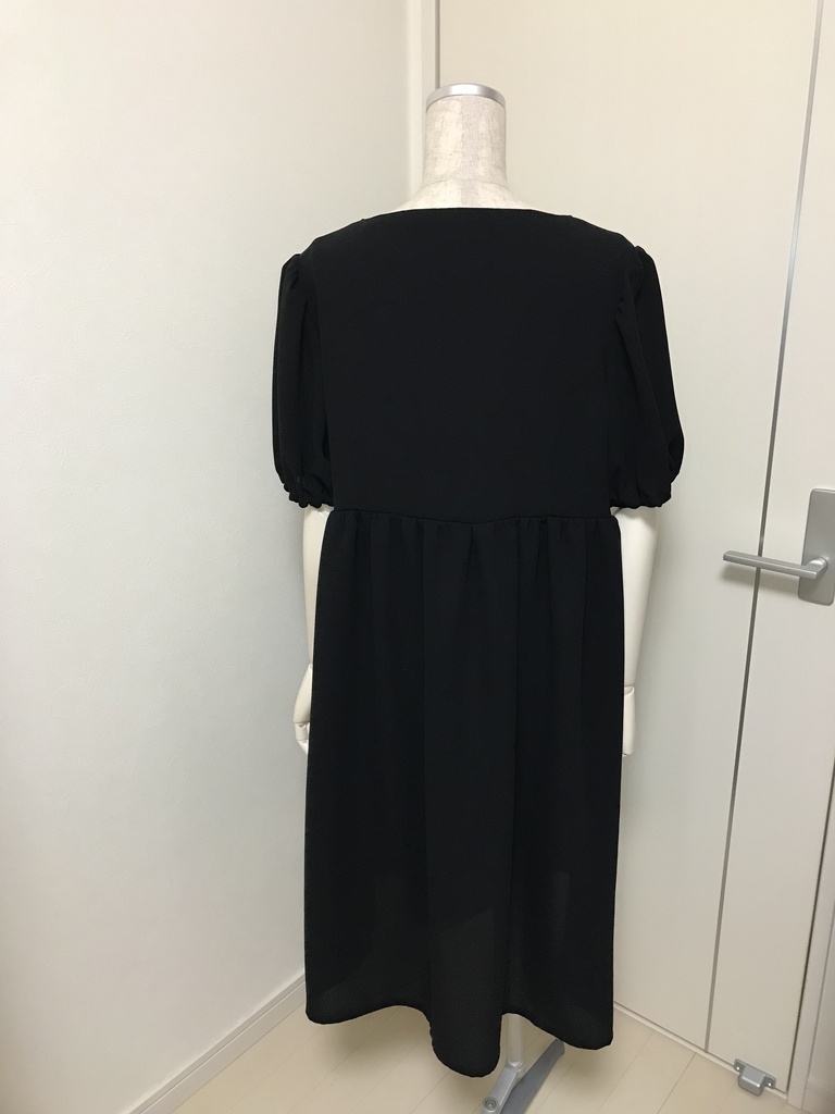 シンプル黒ワンピース