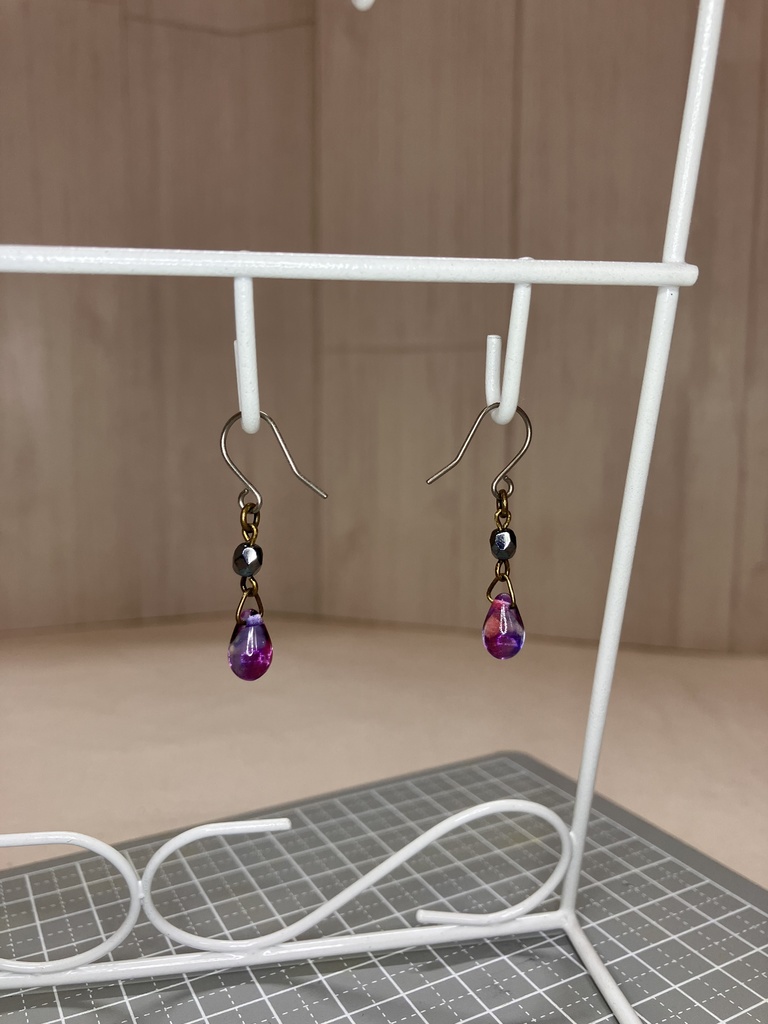 チェコビーズのチタンフックピアス(紫雫×オーロラ黒系)(在庫番号:260429-bo)