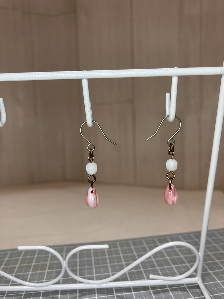 チェコビーズのチタンフックピアス(ピンク雫×オーロラ白系)(在庫番号:260429-po)