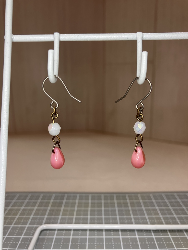 チェコビーズのチタンフックピアス(ピンク雫×オーロラ白系)(在庫番号:260429-po)