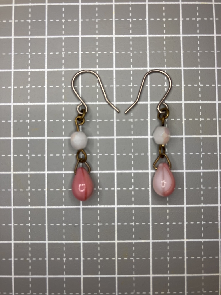 チェコビーズのチタンフックピアス(ピンク雫×オーロラ白系)(在庫番号:260429-po)