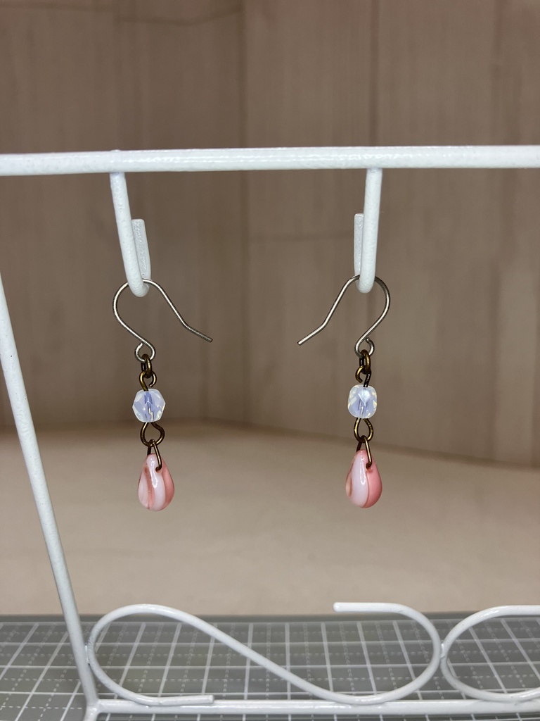 チェコビーズのチタンフックピアス(ピンク雫×ミルキーホワイト系)(在庫番号:260429-mh)