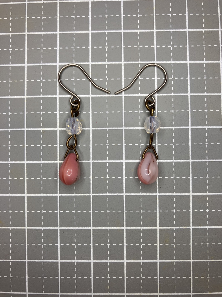チェコビーズのチタンフックピアス(ピンク雫×ミルキーホワイト系)(在庫番号:260429-mh)