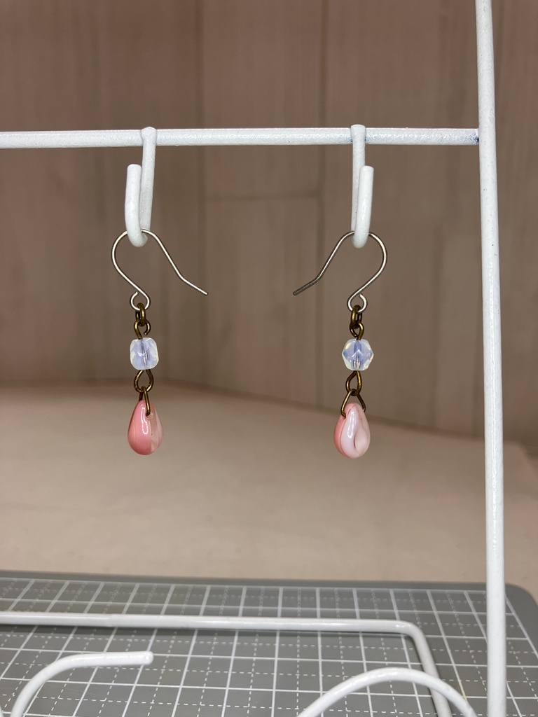 チェコビーズのチタンフックピアス(ピンク雫×ミルキーホワイト系)(在庫番号:260429-mh)