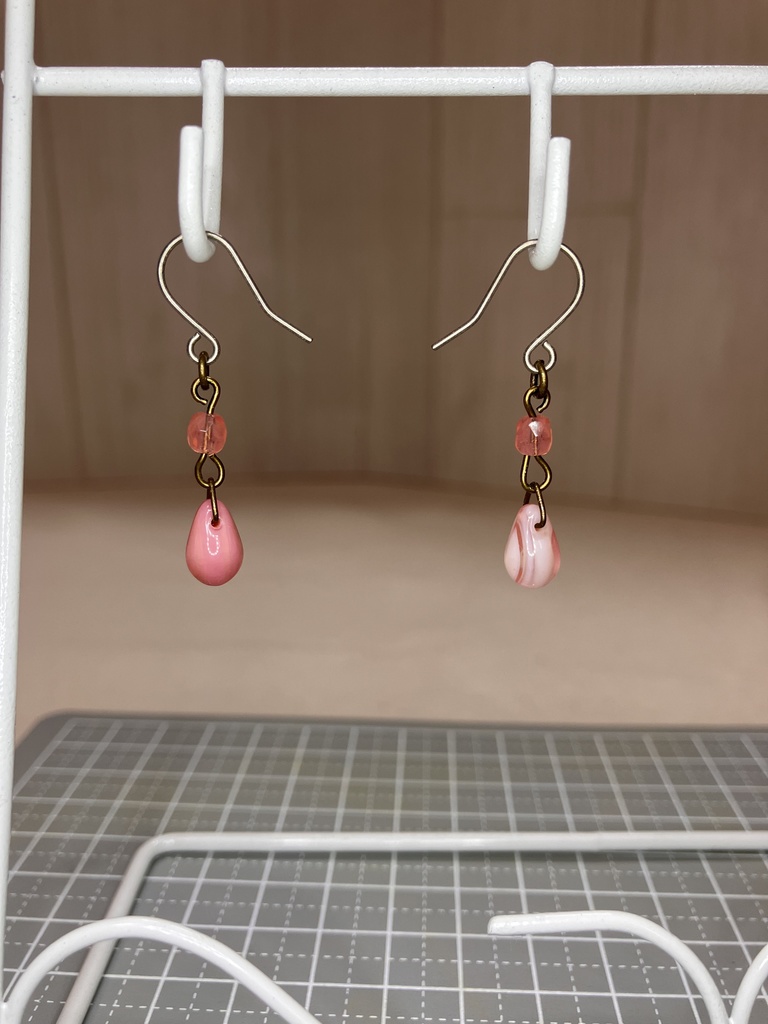 チェコビーズのチタンフックピアス(ピンク雫×小さめピンク系)(在庫番号:260429-ps)