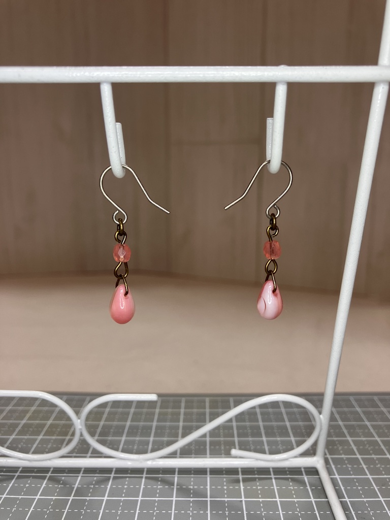 チェコビーズのチタンフックピアス(ピンク雫×小さめピンク系)(在庫番号:260429-ps)