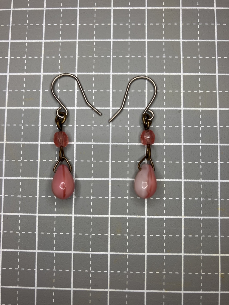 チェコビーズのチタンフックピアス(ピンク雫×小さめピンク系)(在庫番号:260429-ps)