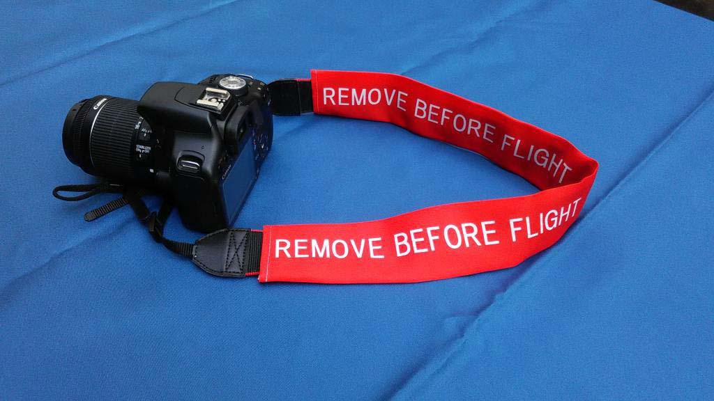 「リムーブビフォーフライト」ストラップカバー