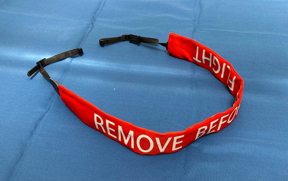 「リムーブビフォーフライト」ストラップカバー