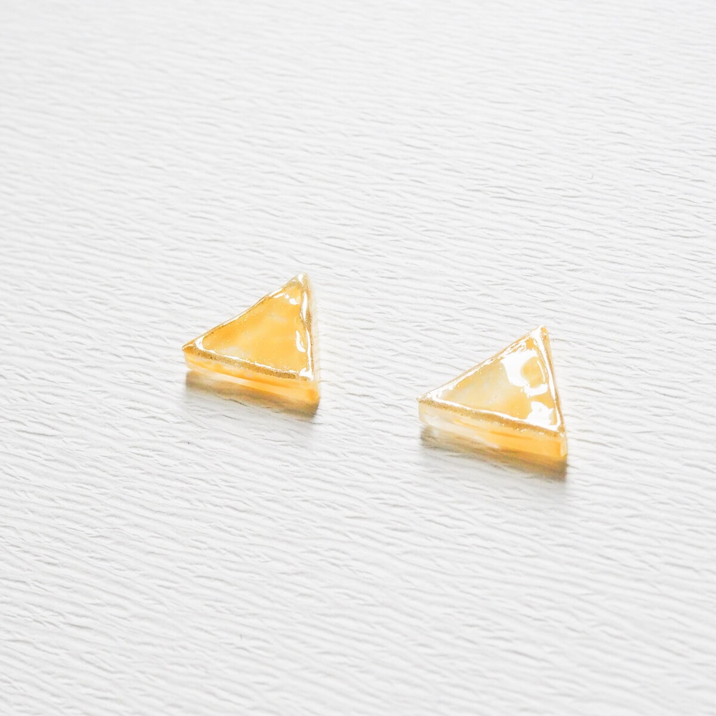 トライアングルのピアス/イヤリング　ゴールドイエロー