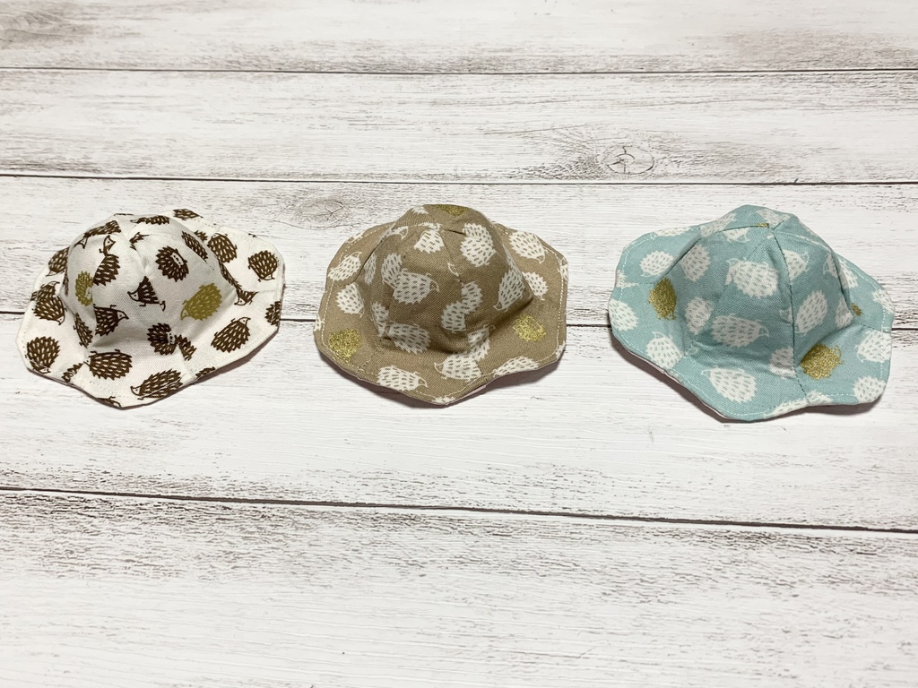 おまんじゅうがかぶれる チューリップハット(ハリネズミ柄)