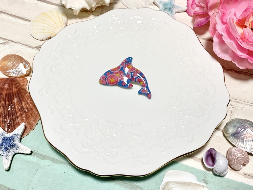 サザンカのシャチ ブローチ