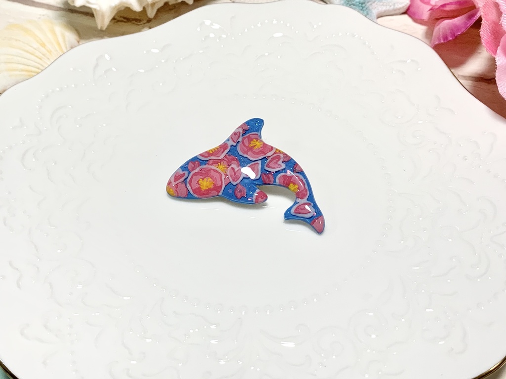 サザンカのシャチ ブローチ