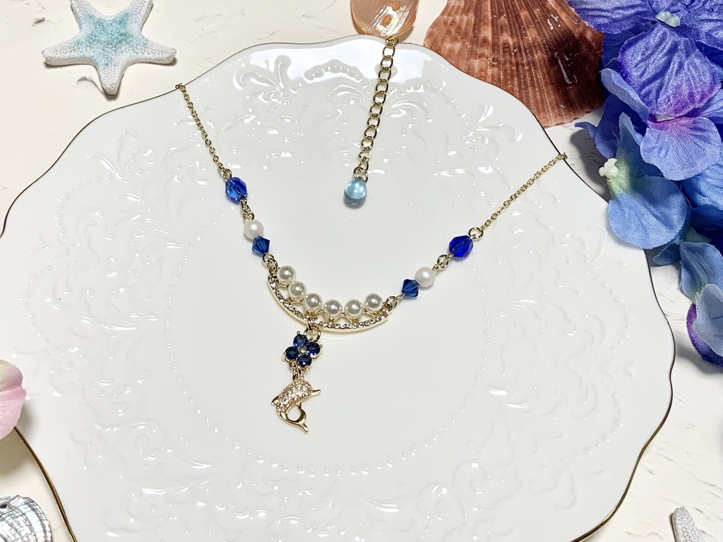 紫陽花と揺れるイルカのパールネックレス