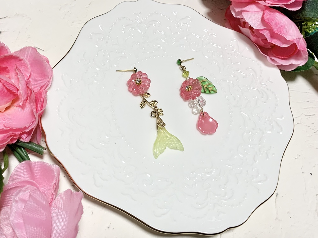 サザンカが揺れるグリーンマーメイドイヤーアクセサリー