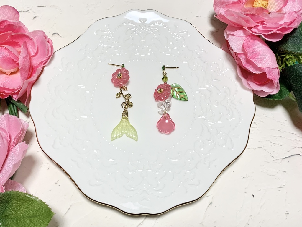 サザンカが揺れるグリーンマーメイドイヤーアクセサリー
