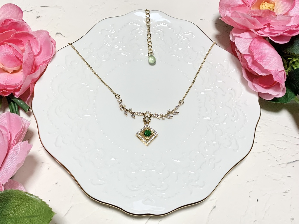 グリーンリーフとスクエア ネックレス