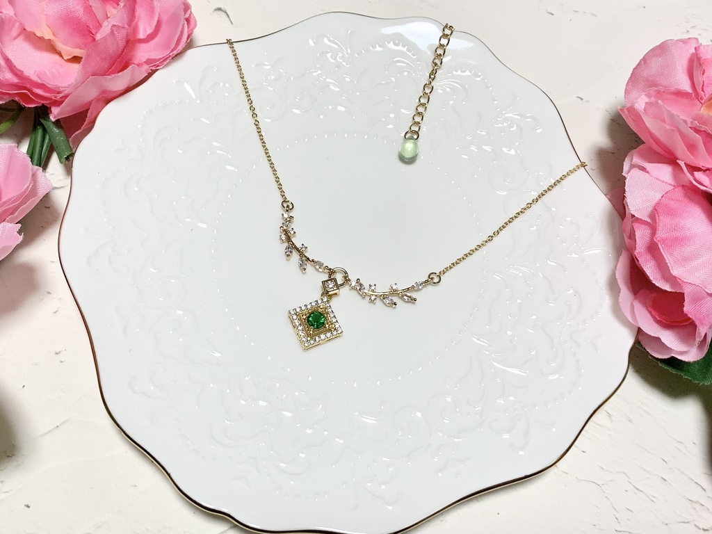 グリーンリーフとスクエア ネックレス