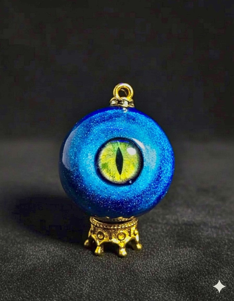 蛇の抜け殻入り 蛇の眼球ペンダントトップ