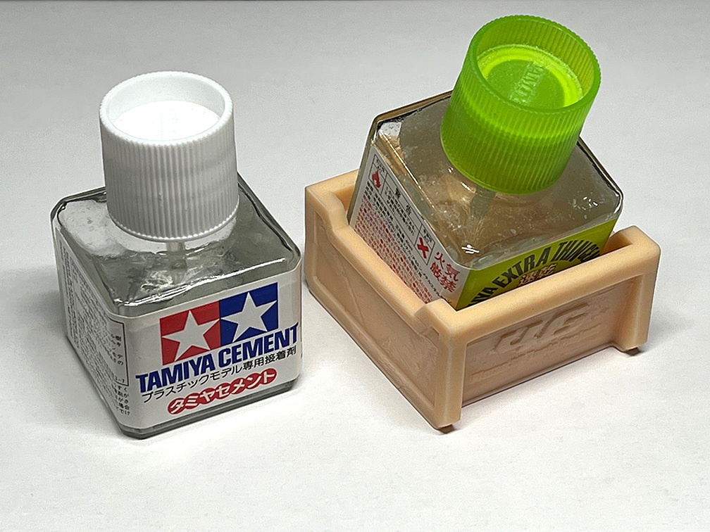 プラモデル用 接着剤スタンド  タミヤ接着剤（角瓶）対応 [3Dプリント用データ]