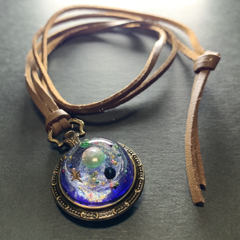 宇宙の欠けらペンダント1