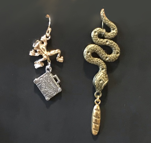 あのパンはうまい蛇とカエルに変えられたスーツケースピアス(イヤリング可)