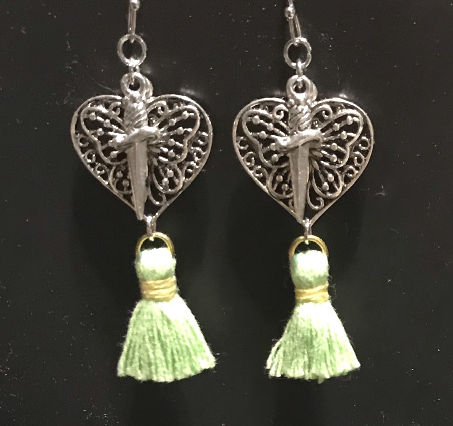 ハートと蝶とナイフのピアスG(イヤリング可)