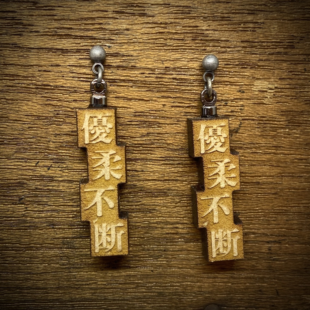 活字風四字熟語ピアス「優柔不断」