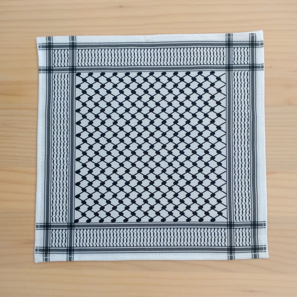 クィアプリズムフラッグのステッカー&ぬいぐるみ向けクフィーヤのセット(各一点ずつ)