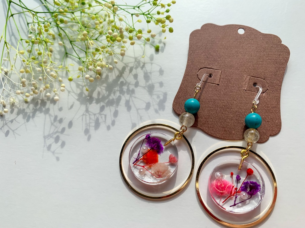 小花のレジンピアス