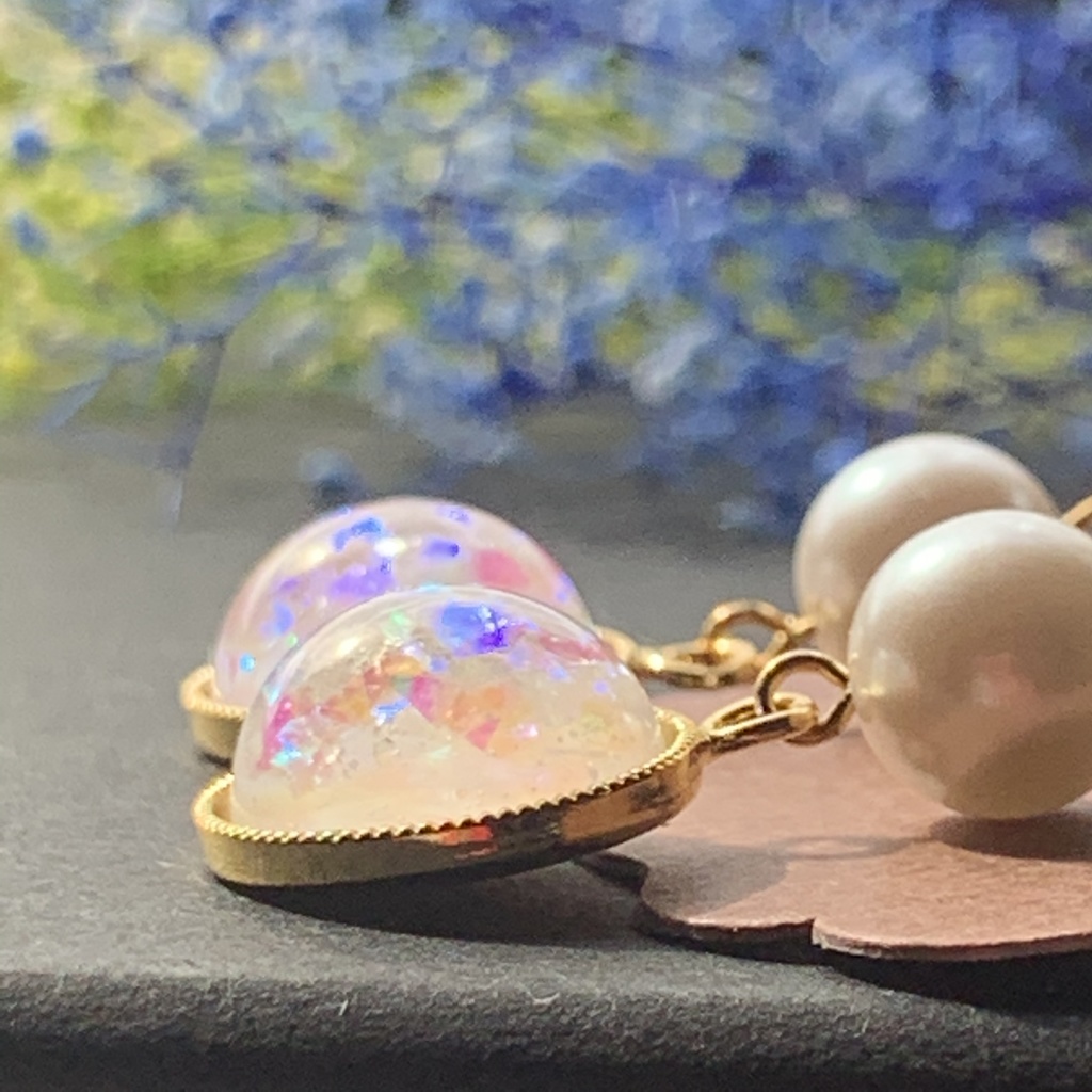 オパール風半球レジンとパールのピアス/イヤリング