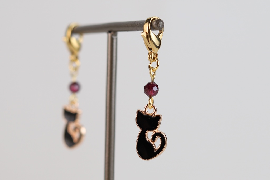 ネコとガーネットのマスクチャーム【金属アレルギー対応】