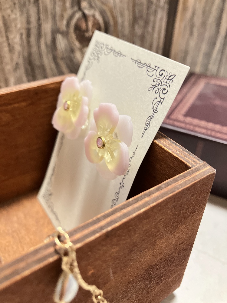 【白黒~モノクロ~の記憶】ミアの耳飾り -No.2-