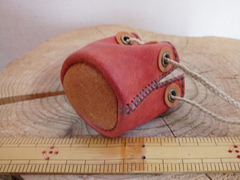 剣と魔法の世界では銀貨が何枚か入ってそうな小さな革袋