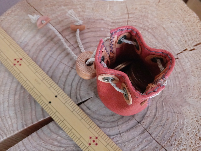 剣と魔法の世界では銀貨が何枚か入ってそうな小さな革袋