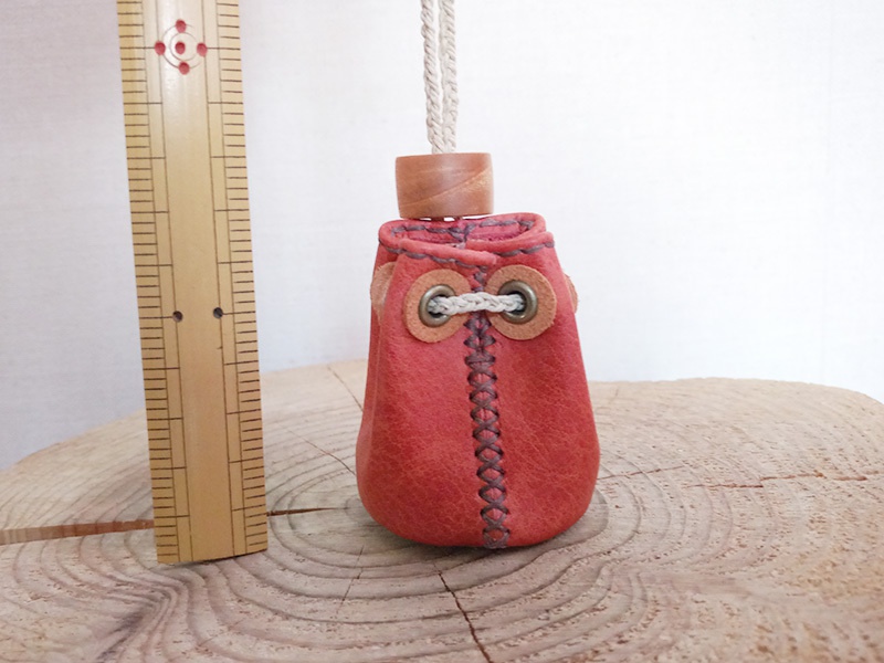 剣と魔法の世界では銀貨が何枚か入ってそうな小さな革袋