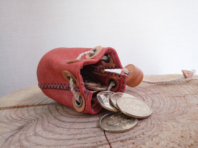 剣と魔法の世界では銀貨が何枚か入ってそうな小さな革袋