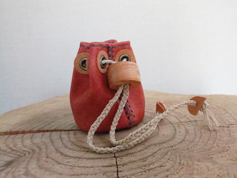 剣と魔法の世界では銀貨が何枚か入ってそうな小さな革袋