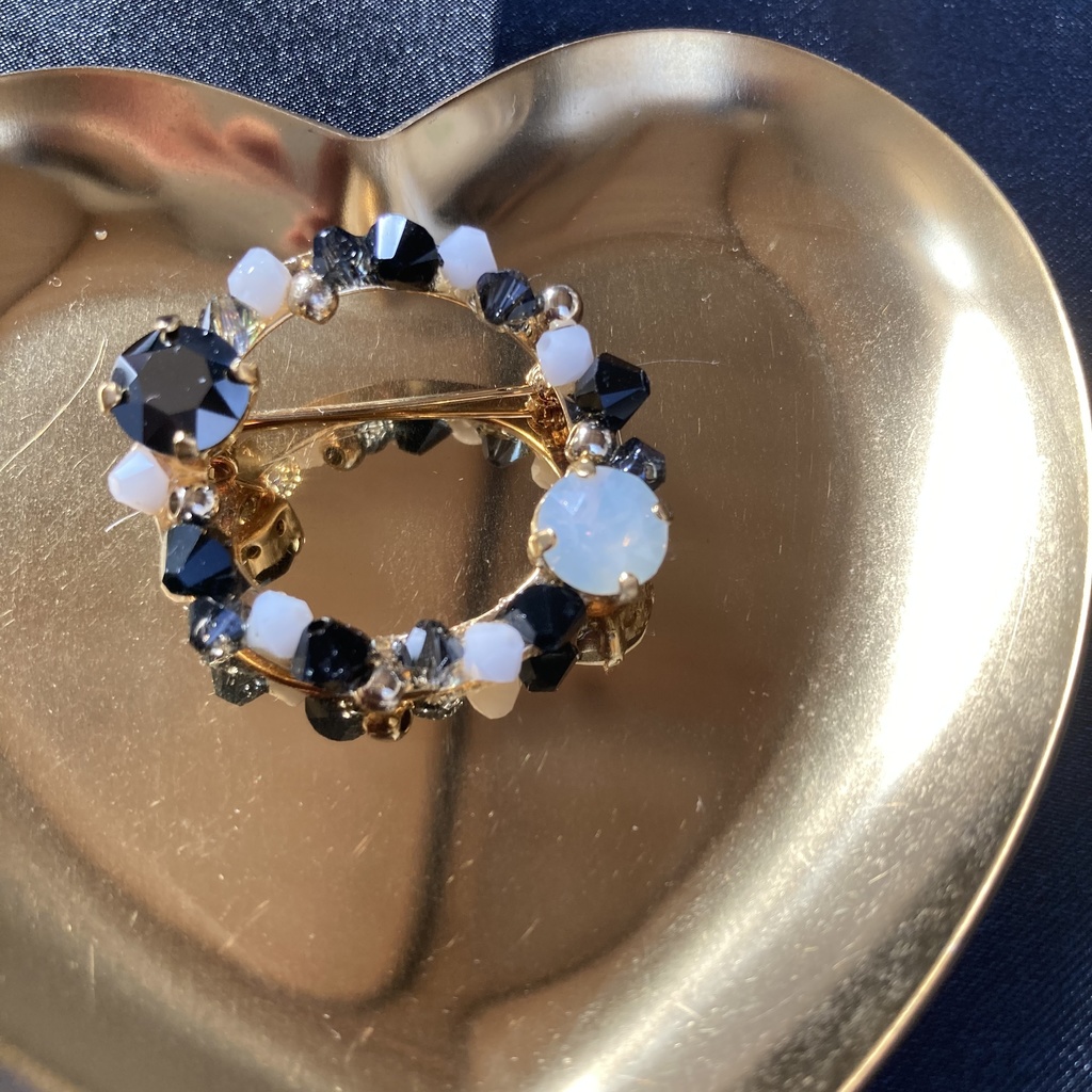 twst 寮イメージスワロブローチ