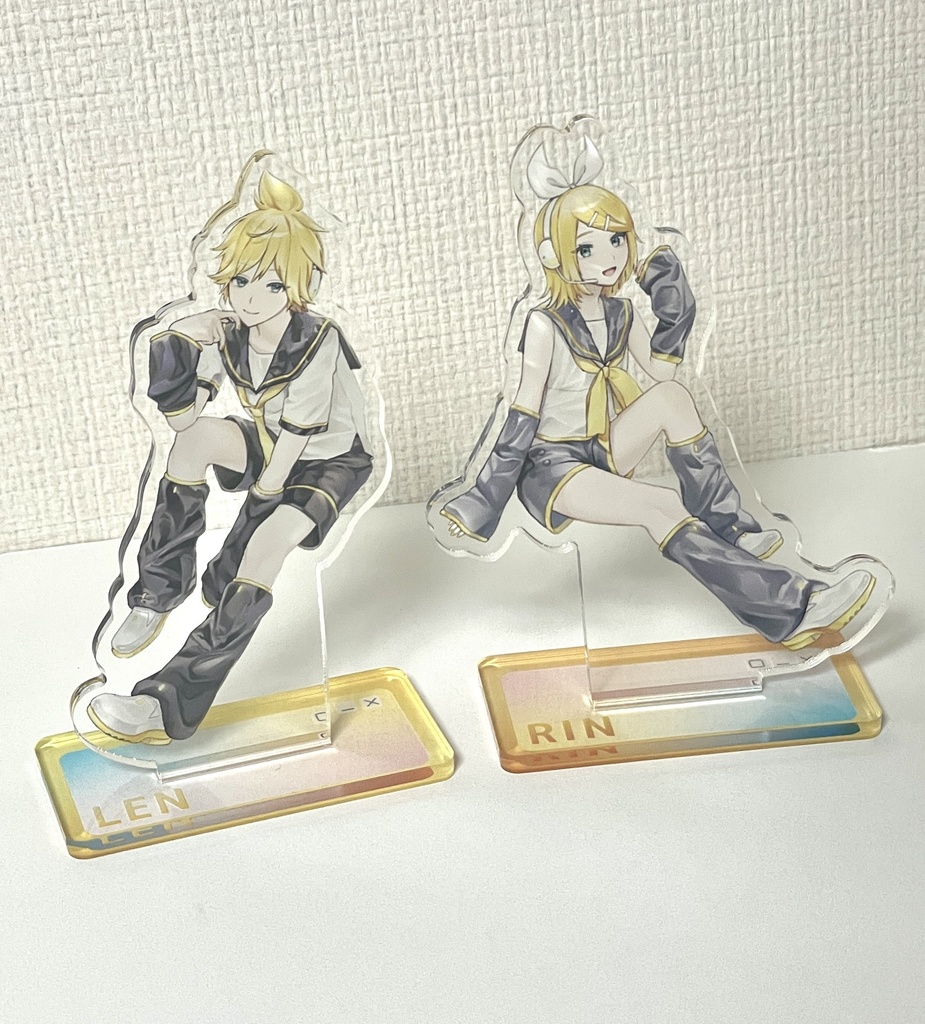 アクリルスタンド 鏡音リン・レン (おすわり)