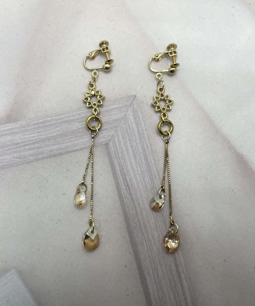 静かに揺れる イヤリング