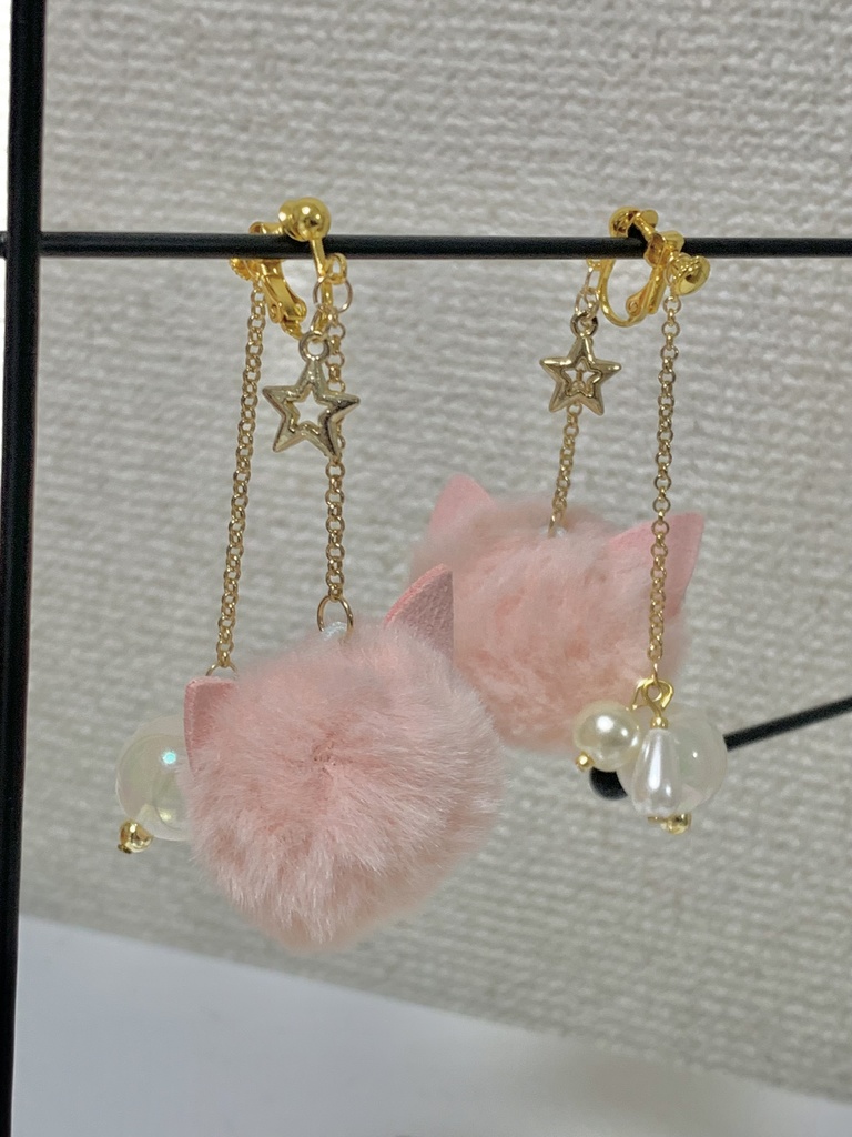 キュルルシルエットファーパール付きイヤリング