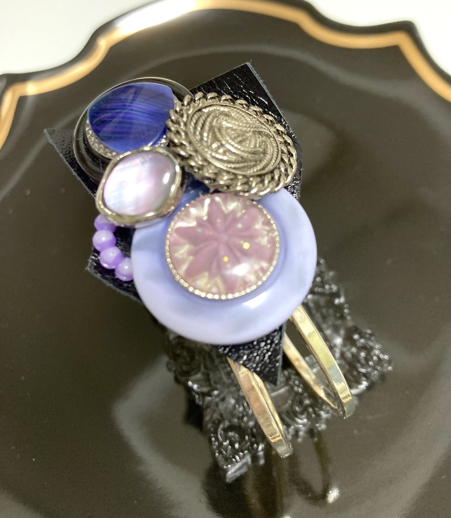皮とボタンのバングル【実休光忠①】